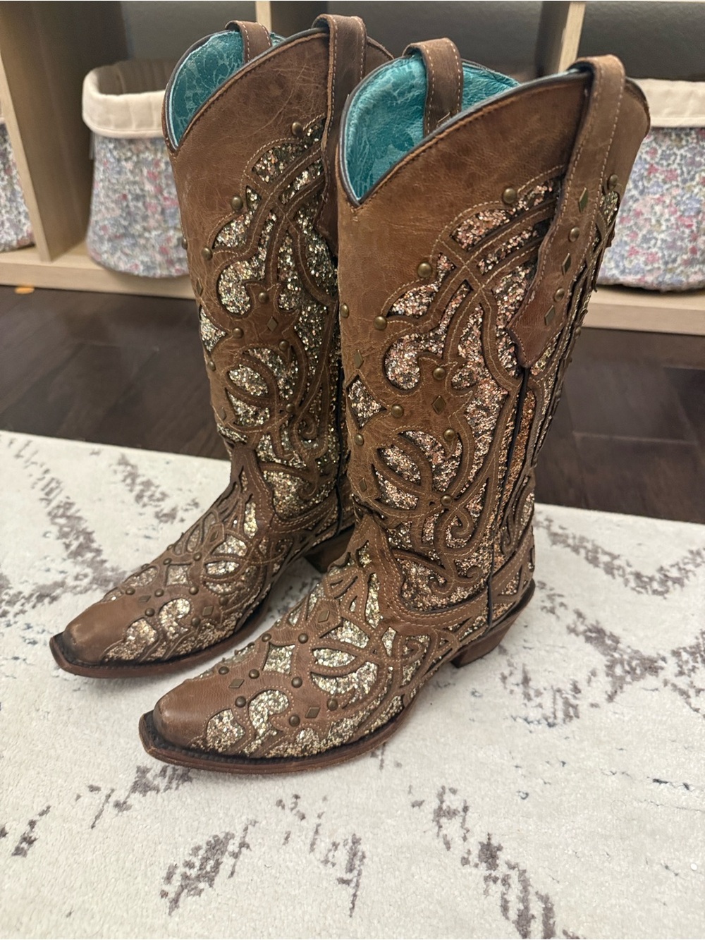 C3331 - WOMEN'S ORIX GLITTERED INLAY AND STUDS BROWN SNIP TOE COWBOY BOOT